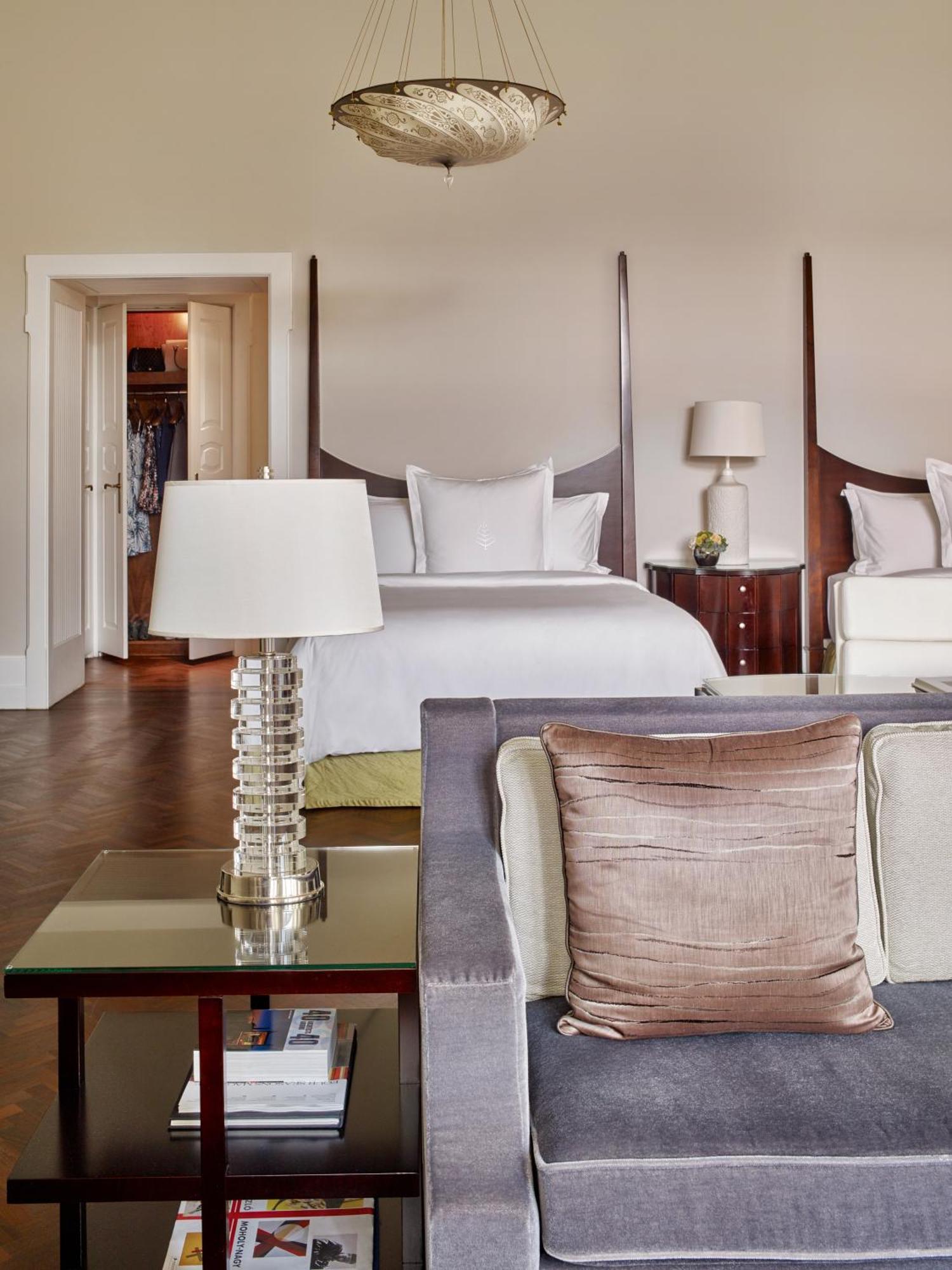Отель Four Seasons Gresham Palace 5*