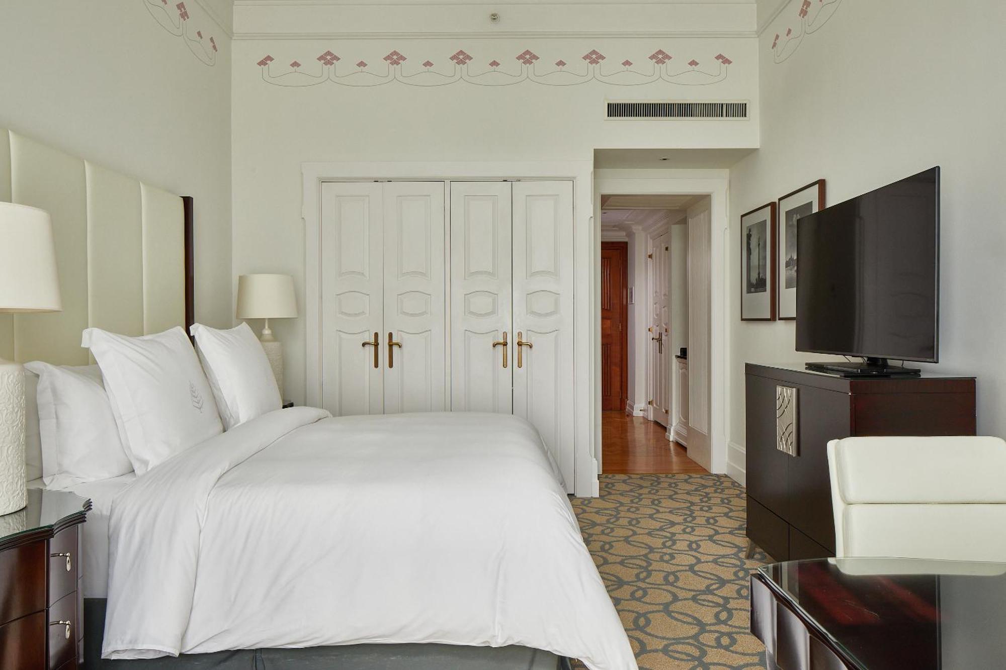 Отель Four Seasons Gresham Palace